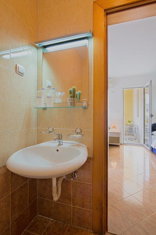 Budva Inn Guest House ภายนอก รูปภาพ