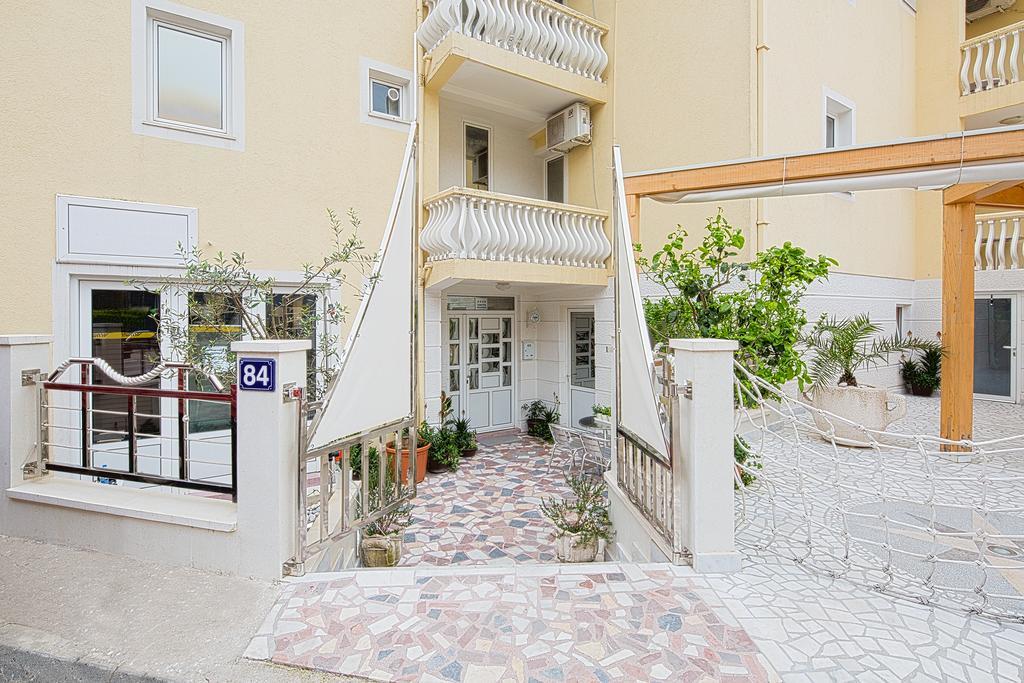 Budva Inn Guest House ภายนอก รูปภาพ